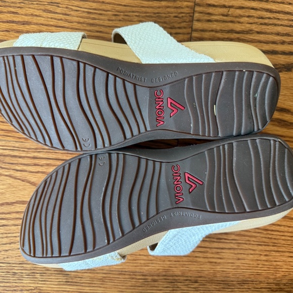 Vionic Sandals, size 7, White - Picture 2 of 3